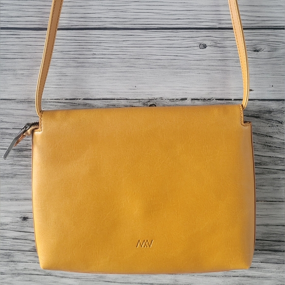 Mat and Nat purse - Picture 3 of 4